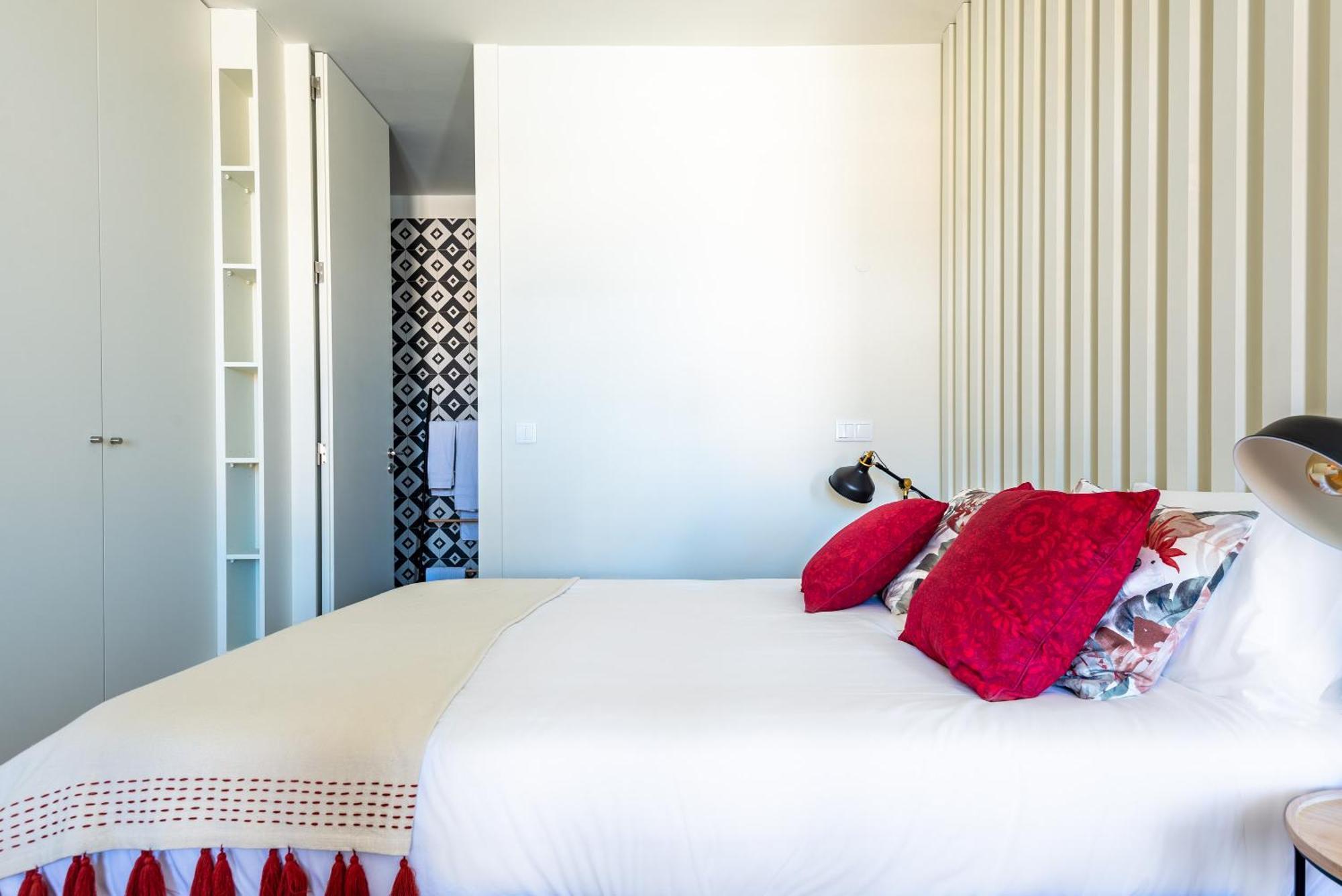 Light-filled Bonjardim Appartement