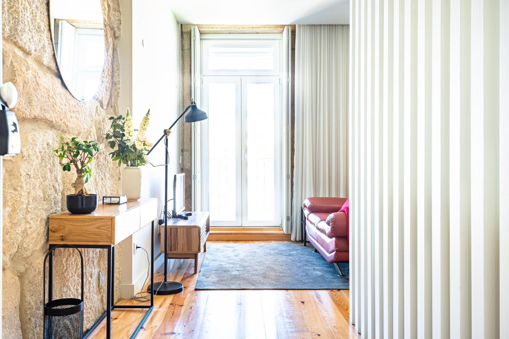 Light-filled Bonjardim Appartement *